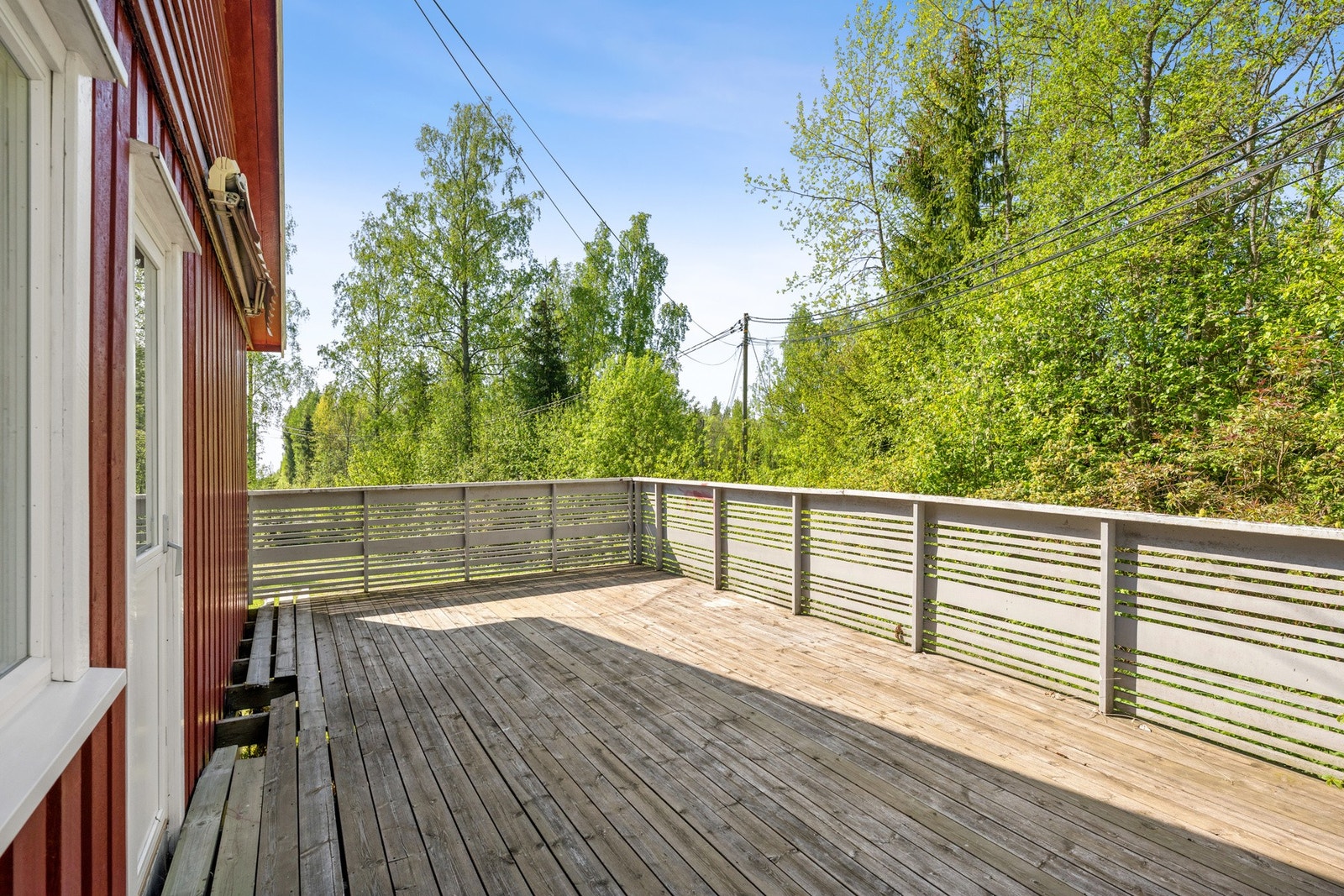 Romslig terrasse med gode solforhold og utsyn mot grønne omgivelser. Galleribilde