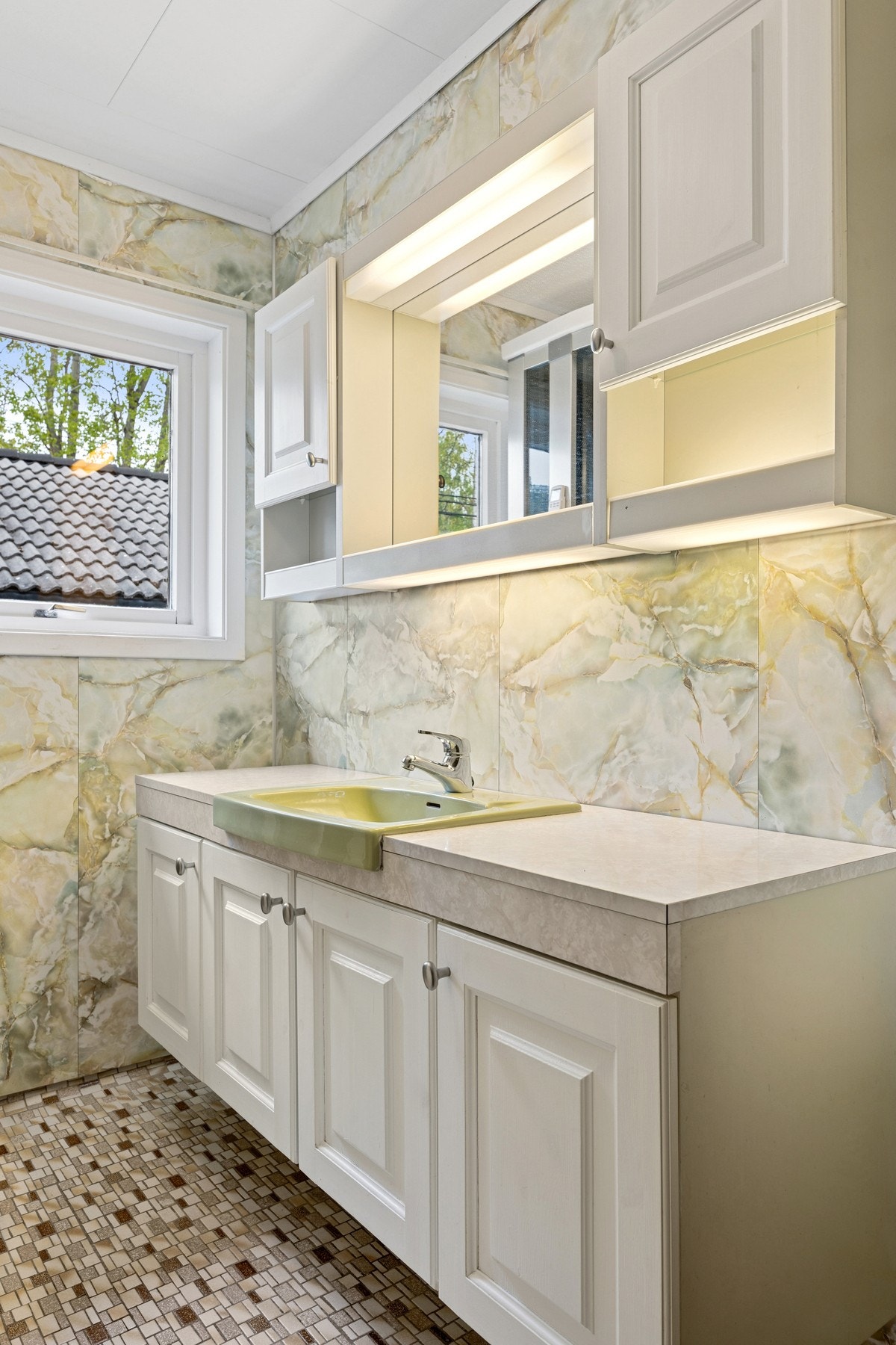 Servantløsning med god oppbevaringsplass og lysinnslipp fra vindu. Galleribilde