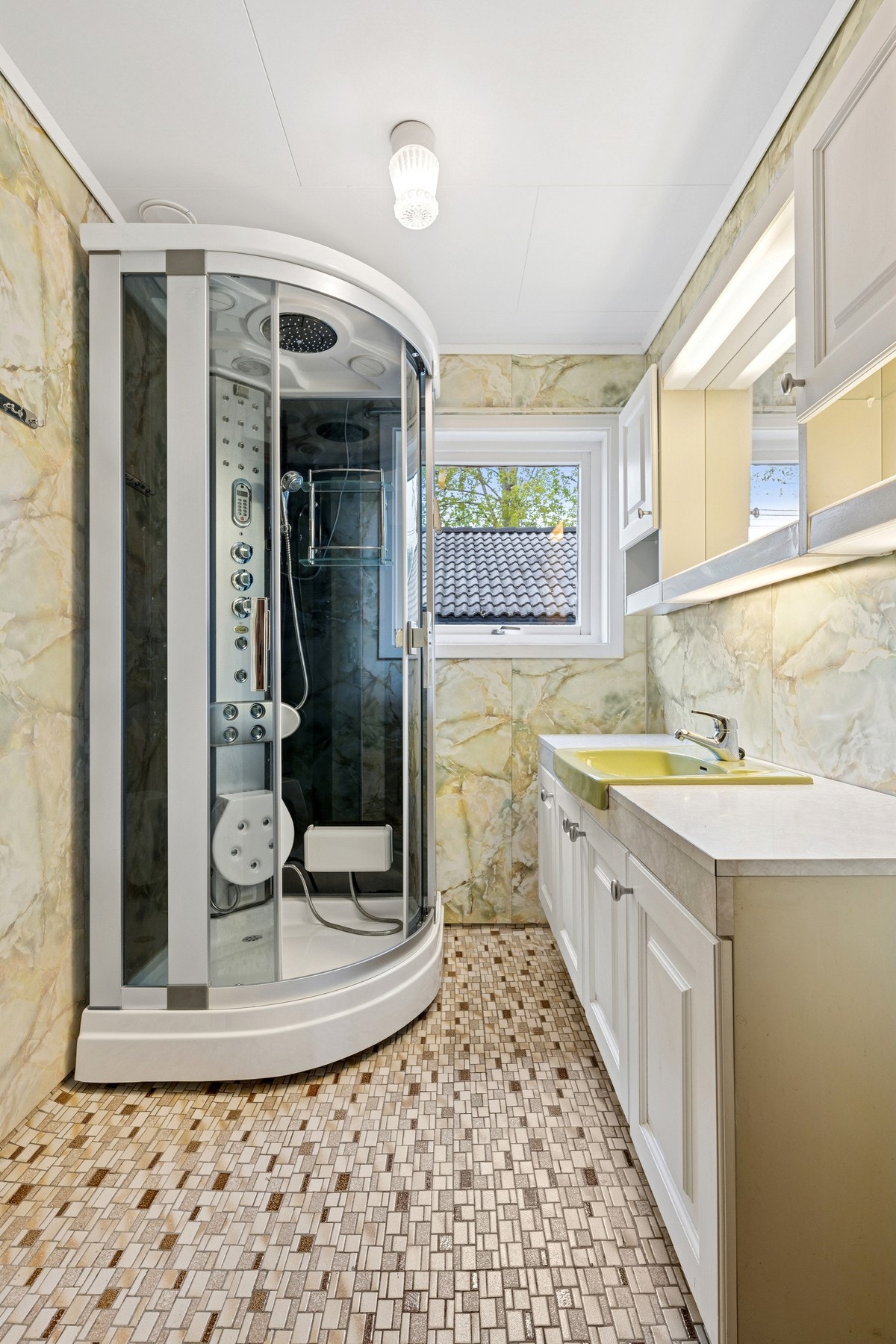 Bad med dusjkabinett, baderomsinnredning og varmekabler i gulv. Galleribilde