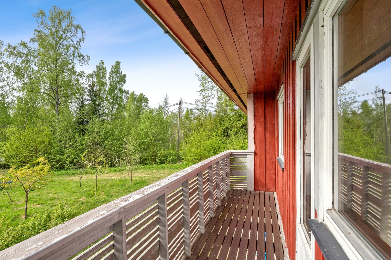 Balkong med utgang fra hovedsoverommet - vendt mot grøntarealer og omgitt av frodig vegetasjon. Galleribilde