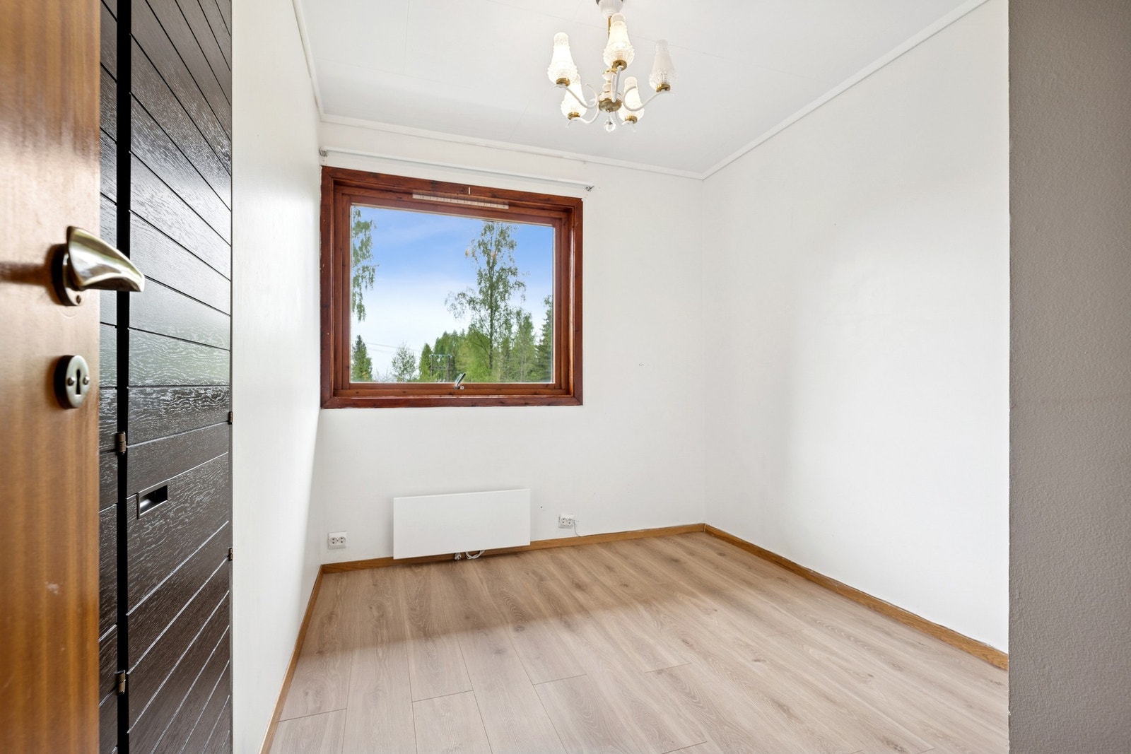 Soverom 1 - Lyst rom med nøytrale farger og vindu som gir godt lysinnslipp. Galleribilde