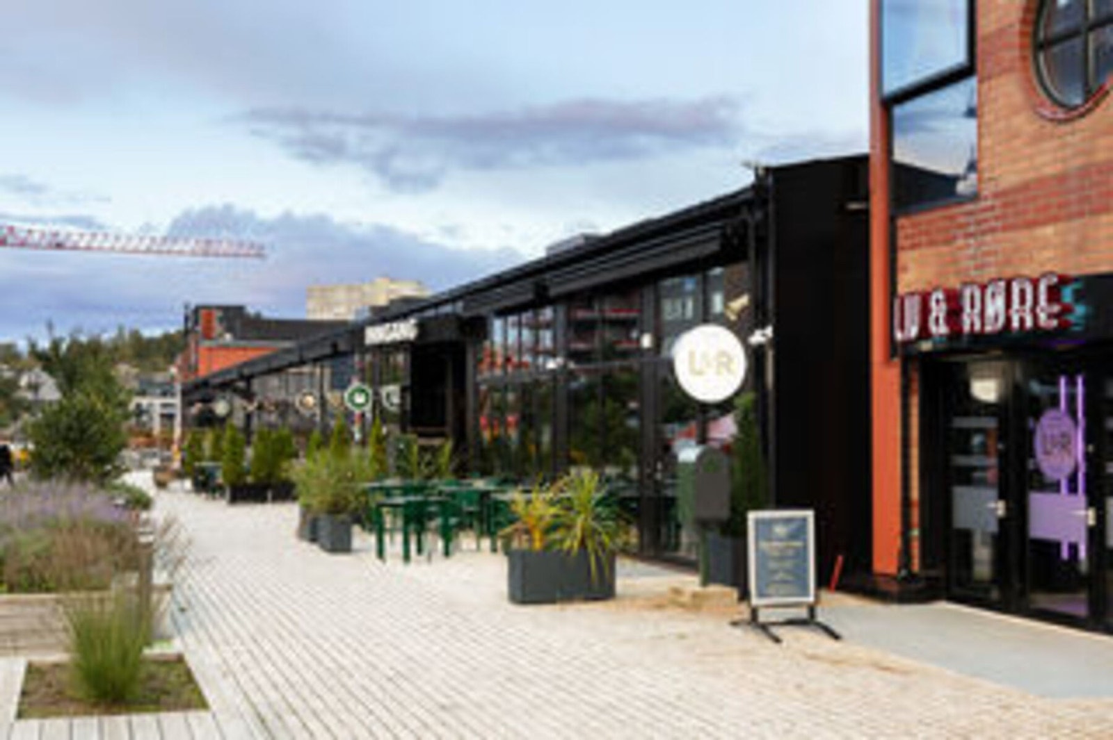 Det er i tillegg et godt utvalg av treningssentre, kort vei til buss og togstasjon Galleribilde