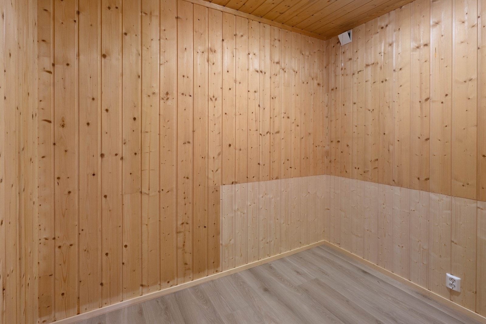Walk-in. Gulvet og deler av vegg er byttet etter skader fra flom. All renovering er gjort av fagpersoner. Galleribilde
