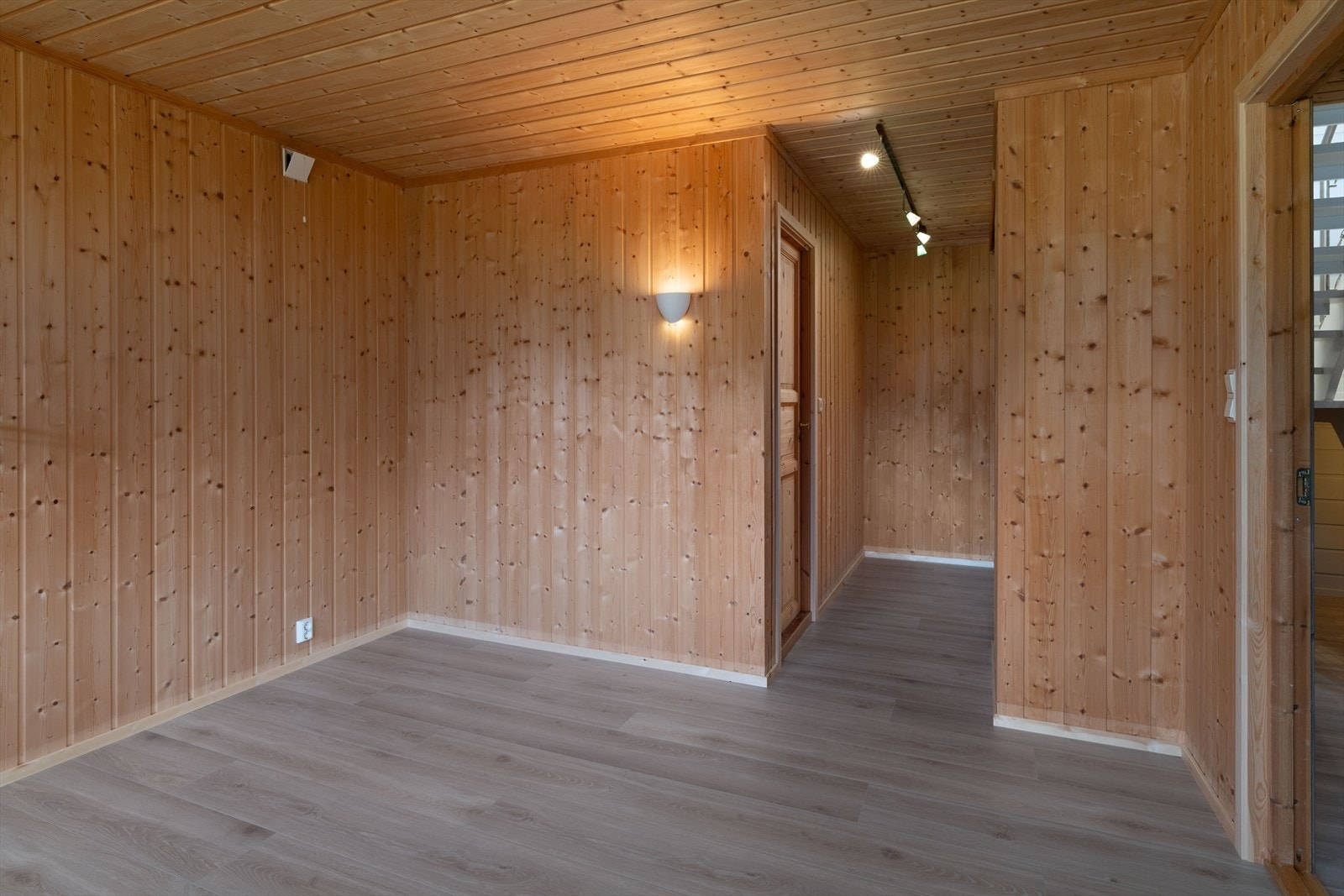 Rommet har tilgang til et walk-in closet i tillegg til skyvedørsgarderobe Galleribilde