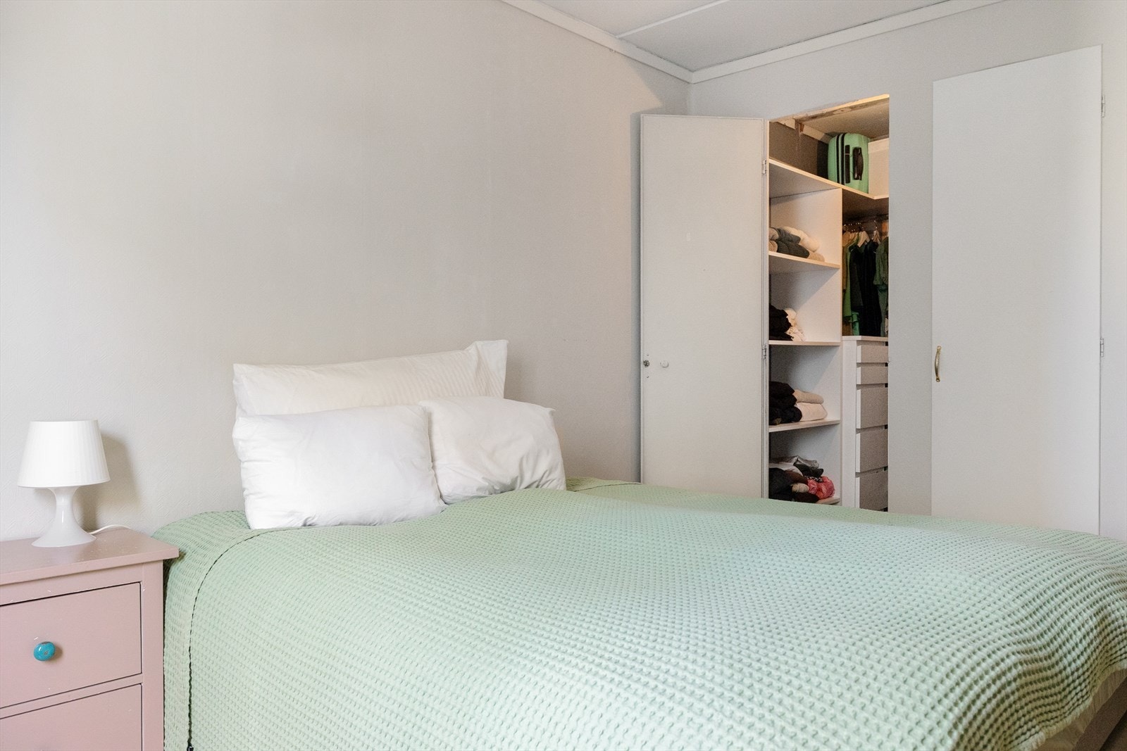 Det største soverommet har eget bod/walk-in-closet. Perfekt for mye oppbevaring! Galleribilde