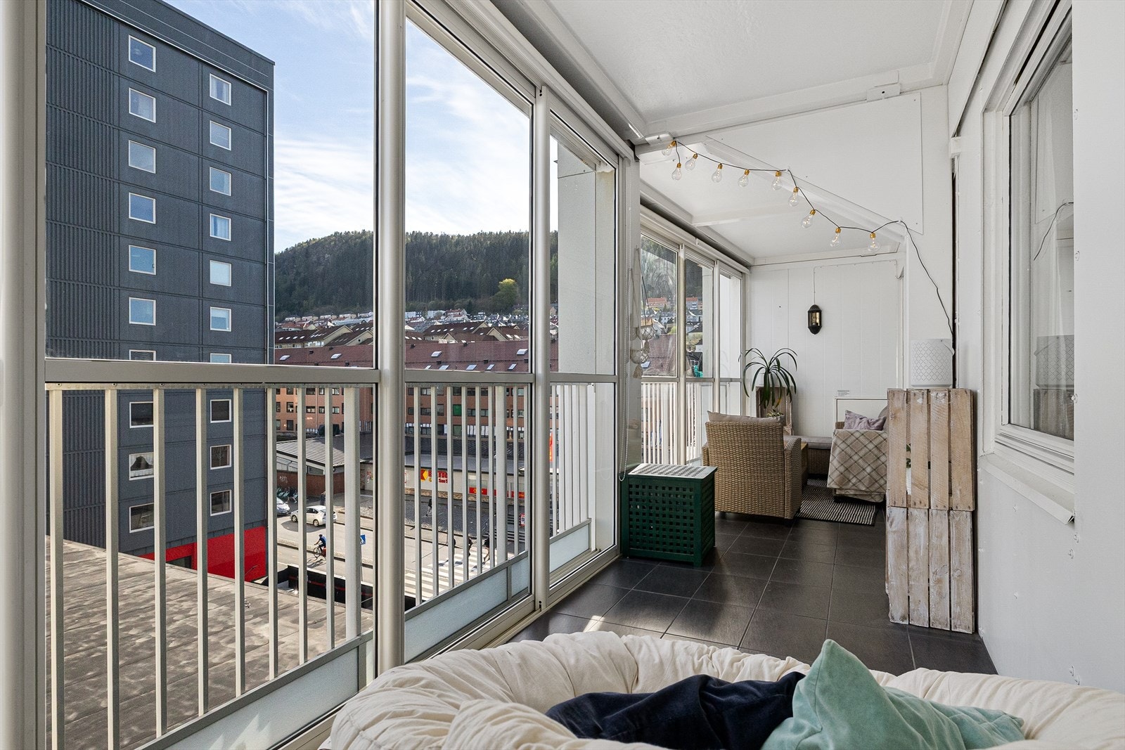 Stor innglasset balkong med god plass til flere sittegrupper og soner. Galleribilde