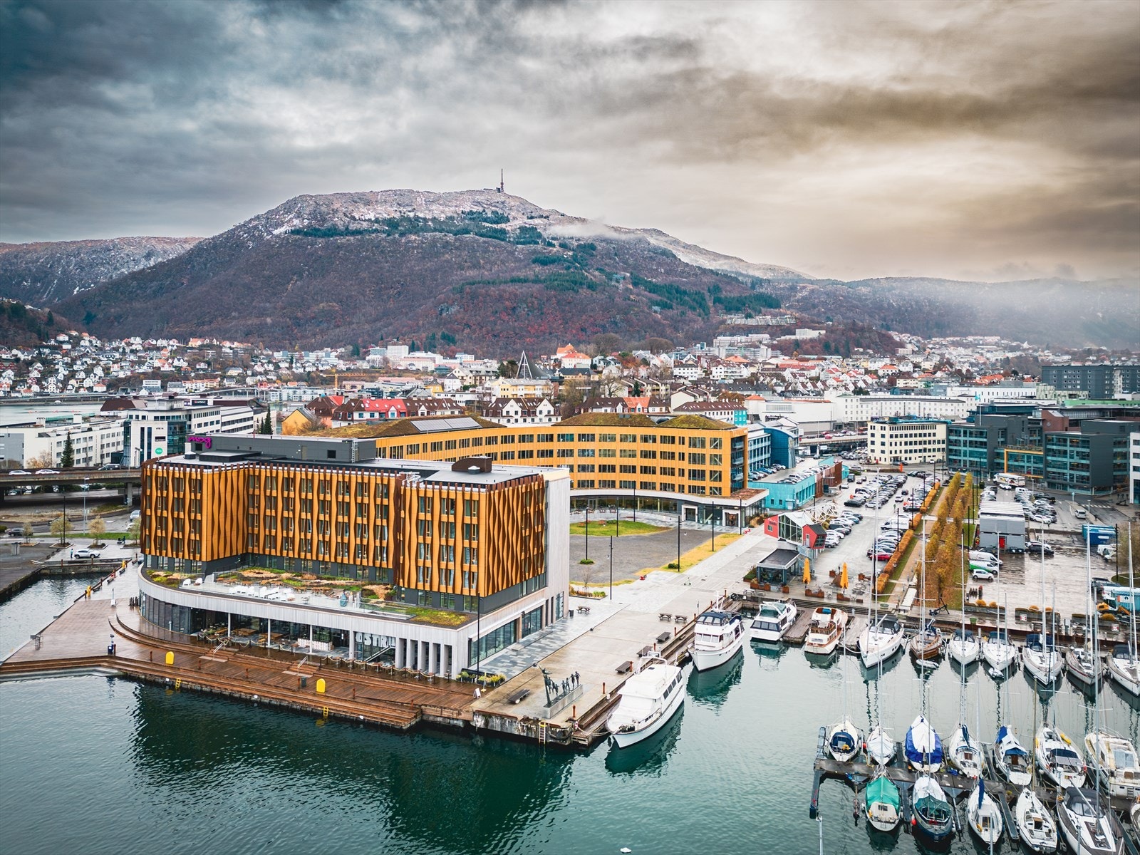 Kun 2-3 minutters gange til den nye bydelen i Damsgårdssunet, med lange promenader, badeplasser og uteplasser. Her ligger også BI og den populære badestranden. Galleribilde