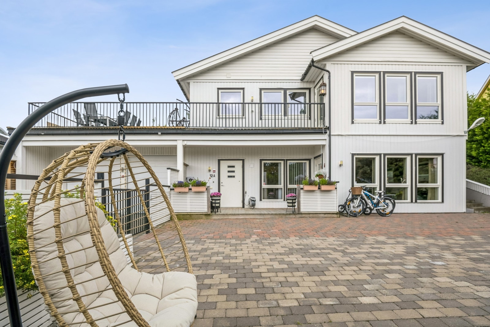 Meget pen og velholdt enebolig med flere flotte og hyggelige uteplasser. Galleribilde