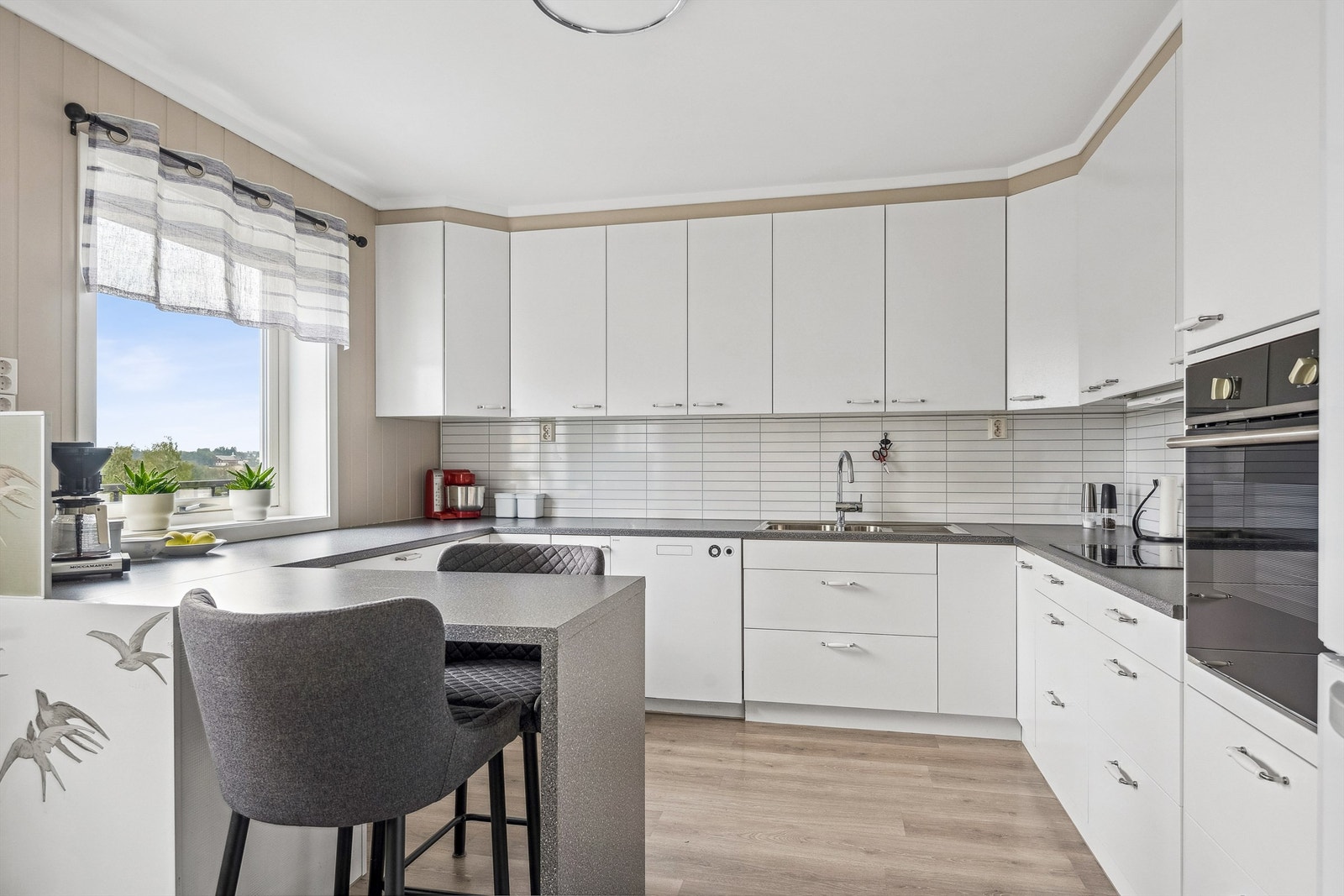 Det er også en praktisk barløsning med spiseplass. Benkeplaten er laminert. Kitchenboard i benkerygg. Galleribilde