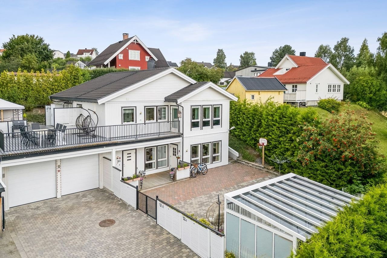 Vi har gleden av å presentere denne flotte boligen med en attraktiv og barnevennlig beliggenhet på Solvang/Smeby. Galleribilde