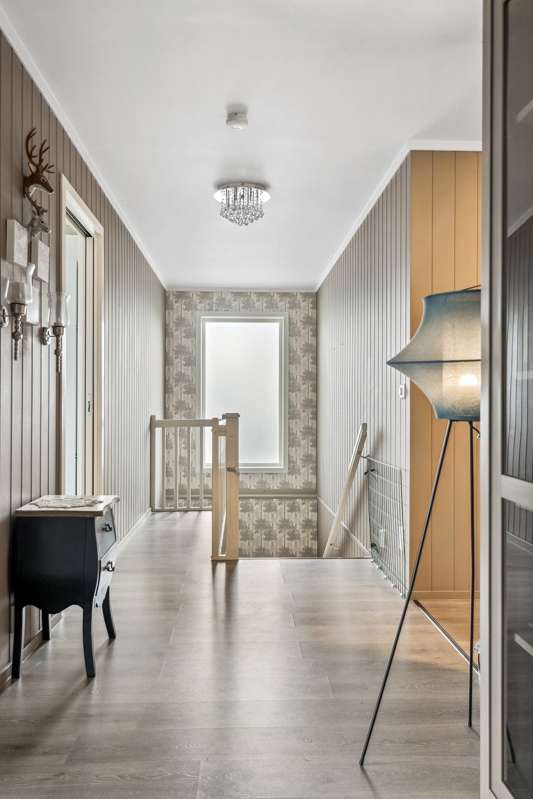 Lys og innbydende gang med moderne detaljer og elegant belysning. Galleribilde