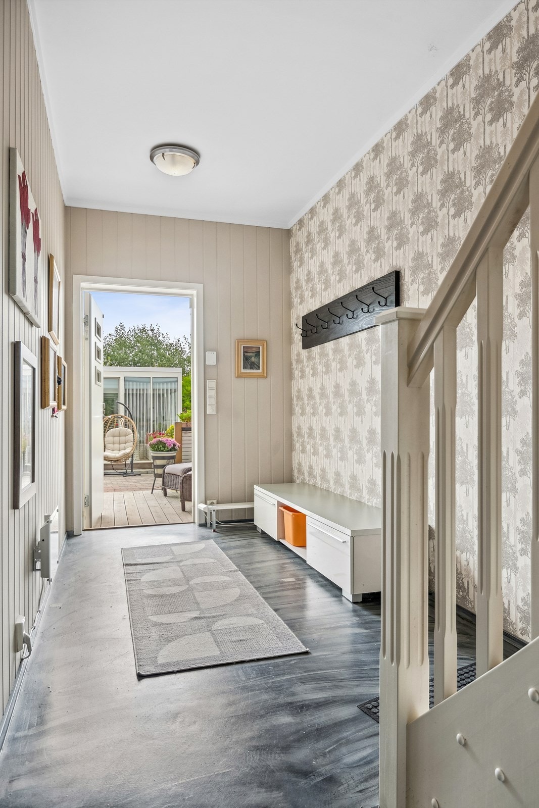 Lys og innbydende entré med direkte utgang til en koselig platting. Perfekt for både avslapning og sosialt samvær. Galleribilde