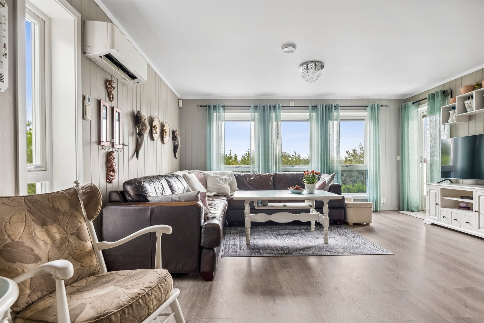 Lyse fine detaljer. Ekstra god takhøyde gir rommet et stilfullt utrykk. Oppvarming med luft til luft varmepumpe. Galleribilde