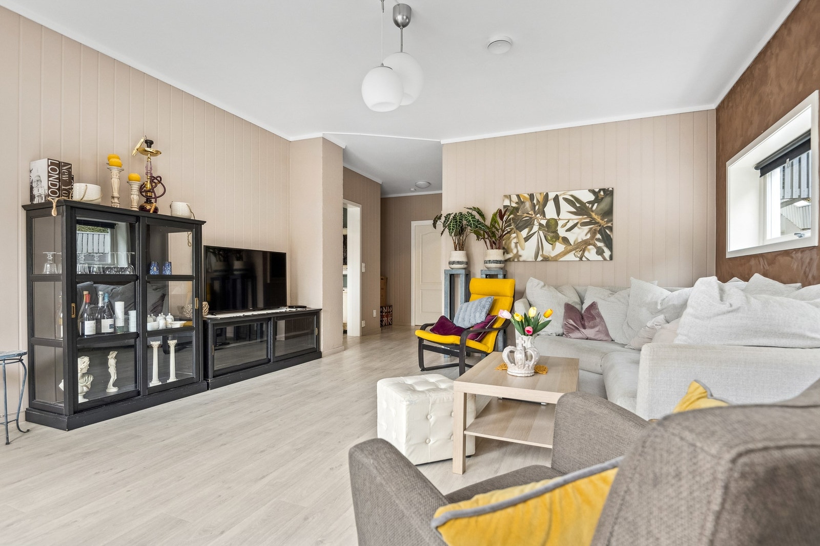 Stuen i leiligheten er lys og trivelig med god plass for møblement. Galleribilde