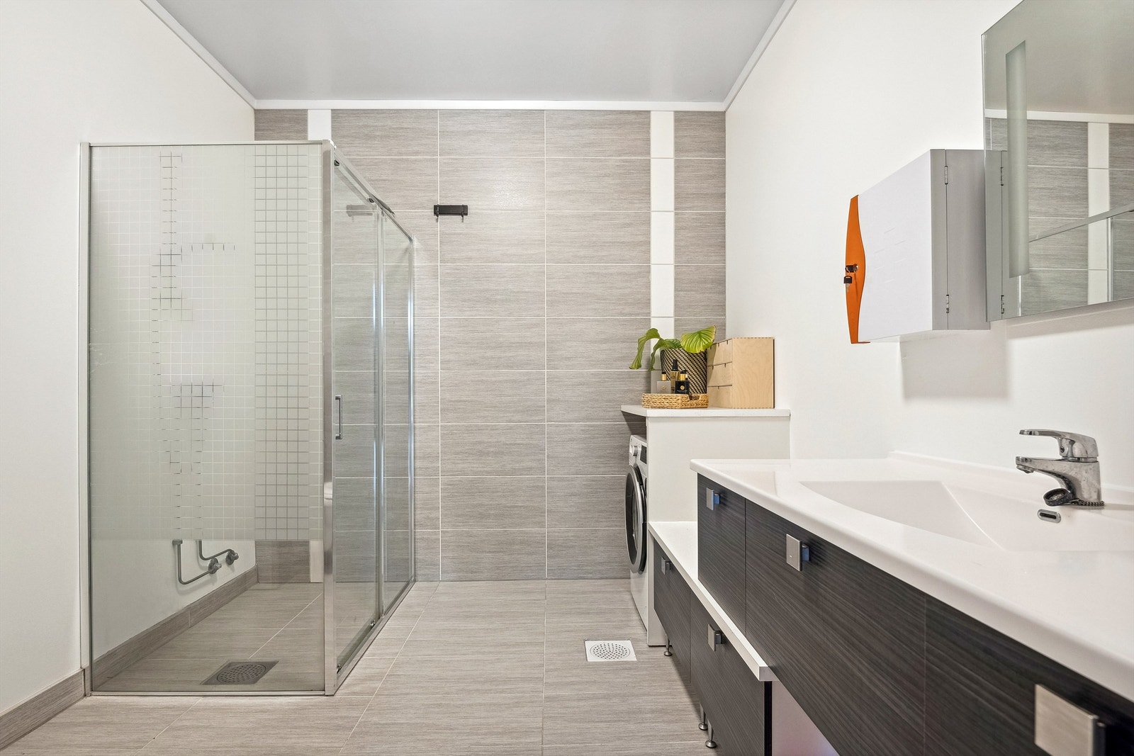 Bad, sokkeletasje er pent og velholdt fra byggeåret. Veggene har en kombinasjon av to flislagte vegger og to vegger med malte plater. Galleribilde