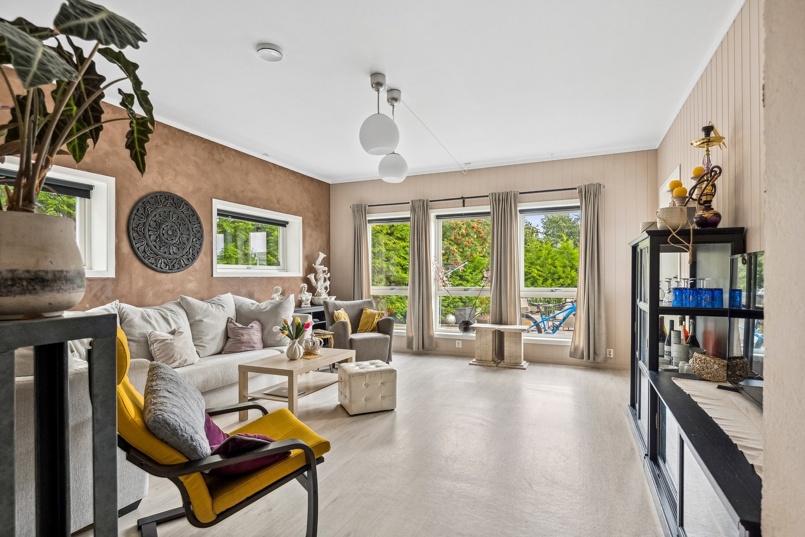 Fra leiligheten i 1 etasje er det er godt innfall av naturlig lys fra de mange vinduene. Galleribilde