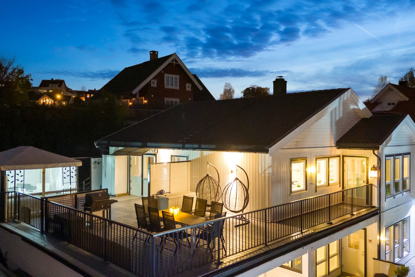 Nydelig takterasse med plass til flere møbleringsmuligheter og sosialt samvær. Galleribilde