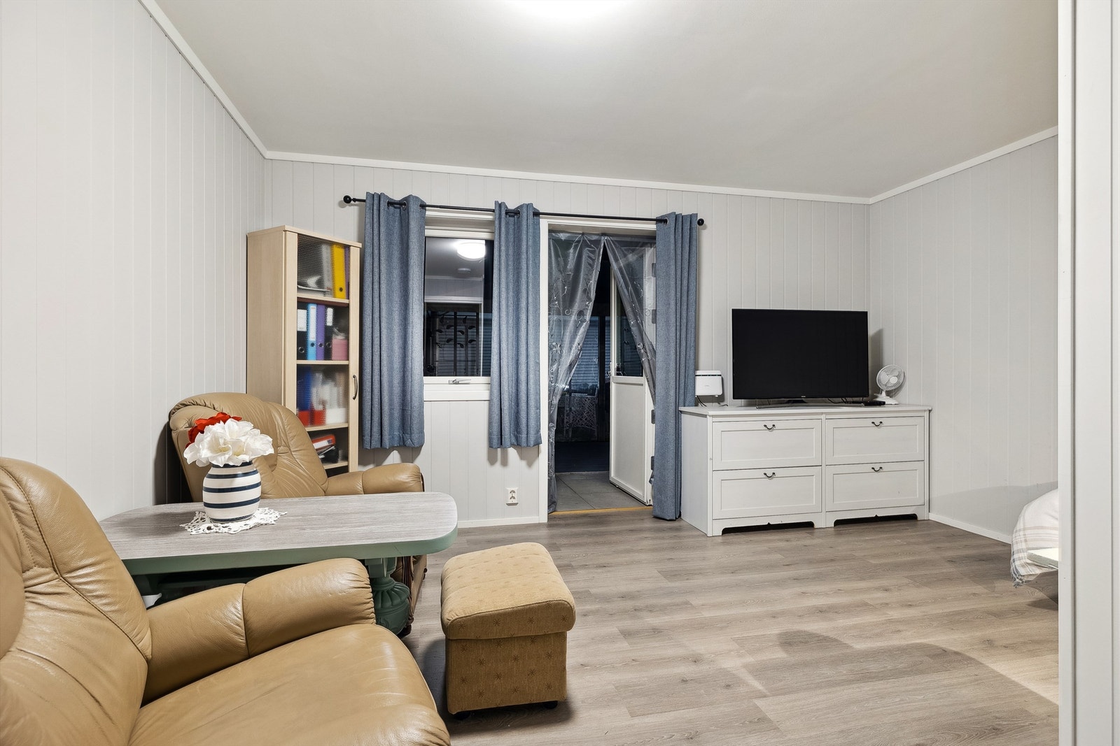 Lys og romslig soverom med utgang til balkong gir ekstra romfølelse. Galleribilde