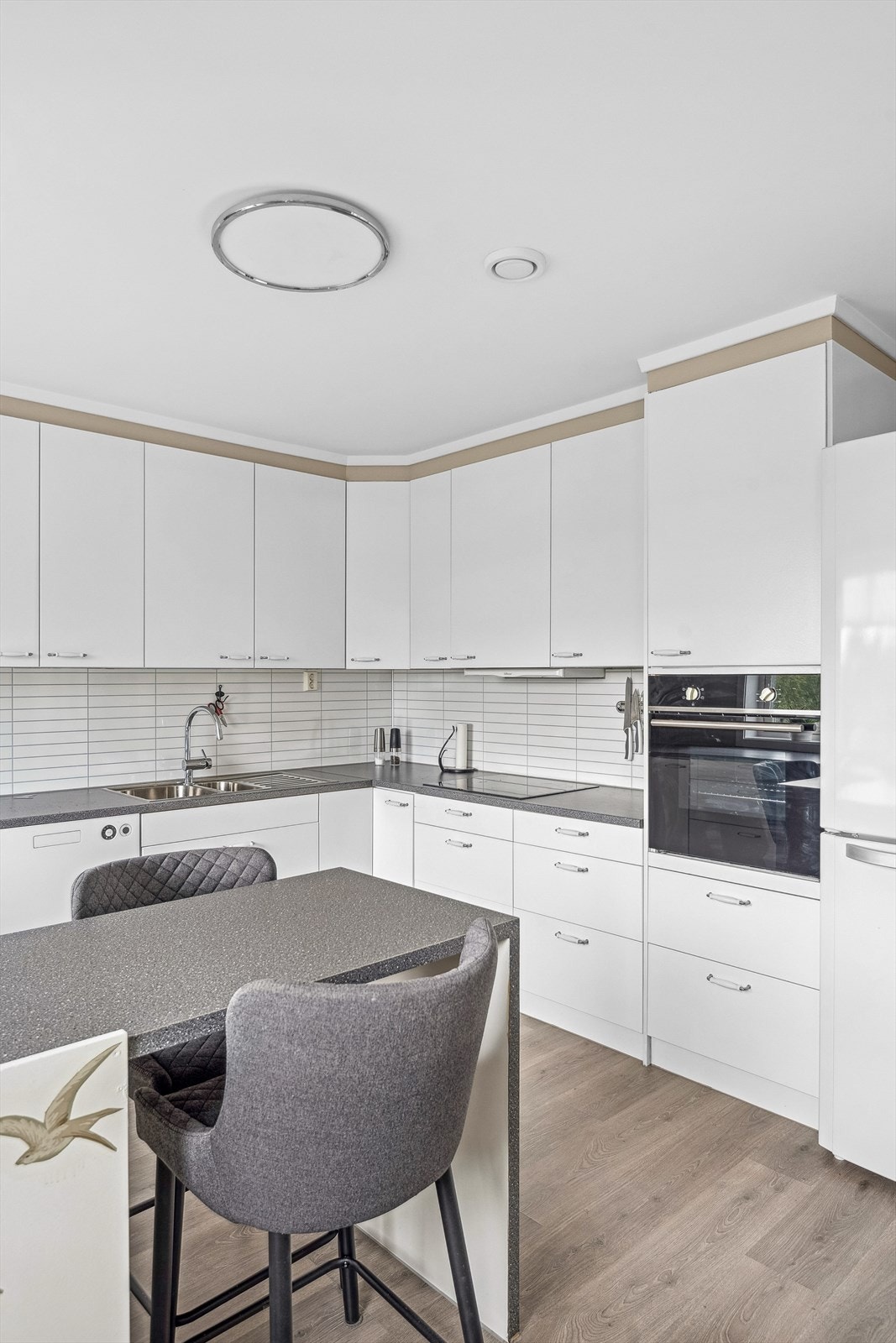 Lyst og moderne kjøkken med integrerte hvitevarer og god skapplass. Perfekt for både hverdagsliv og gjestfrihet. Galleribilde