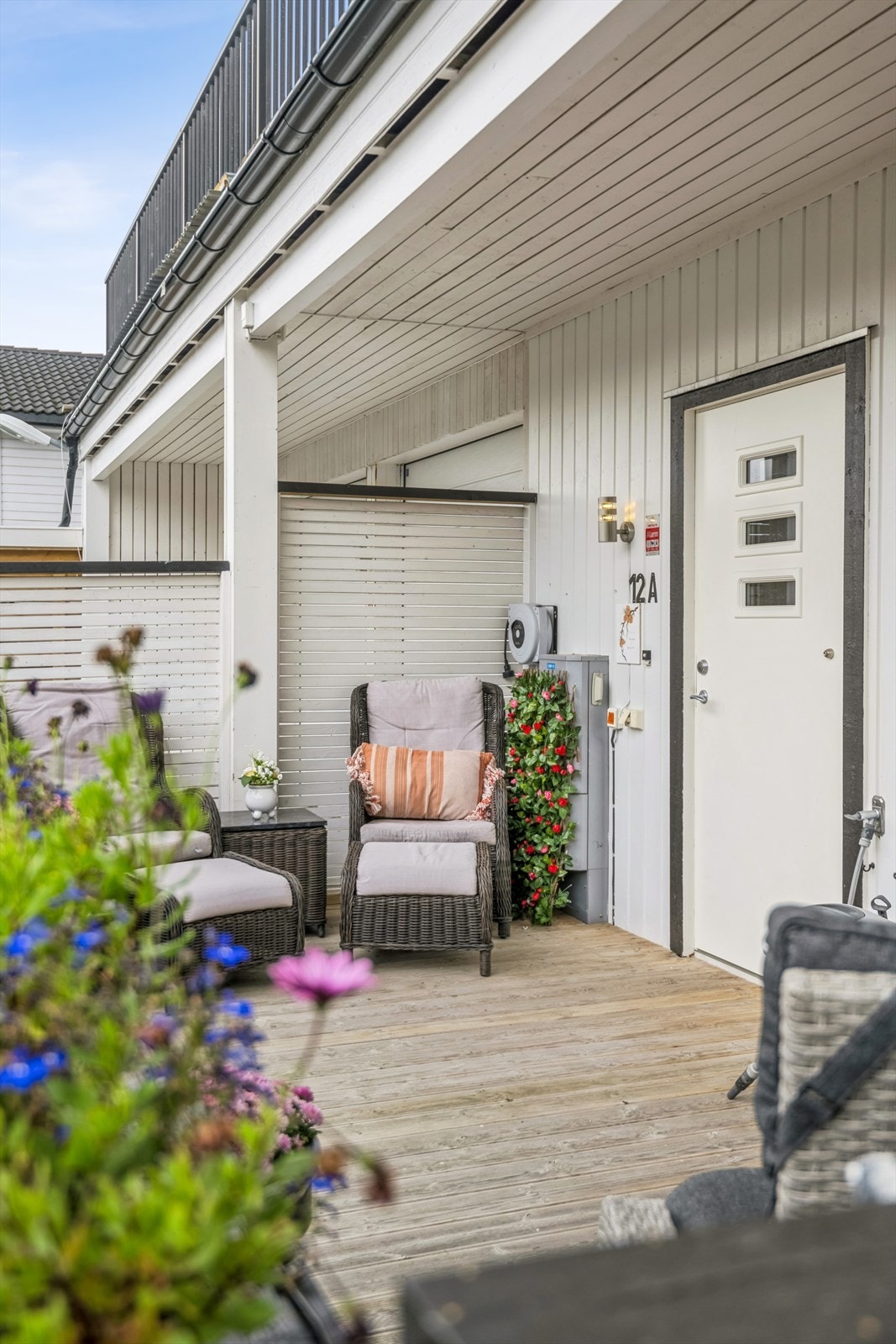 Koselig inngangsparti med markterrasse. Galleribilde