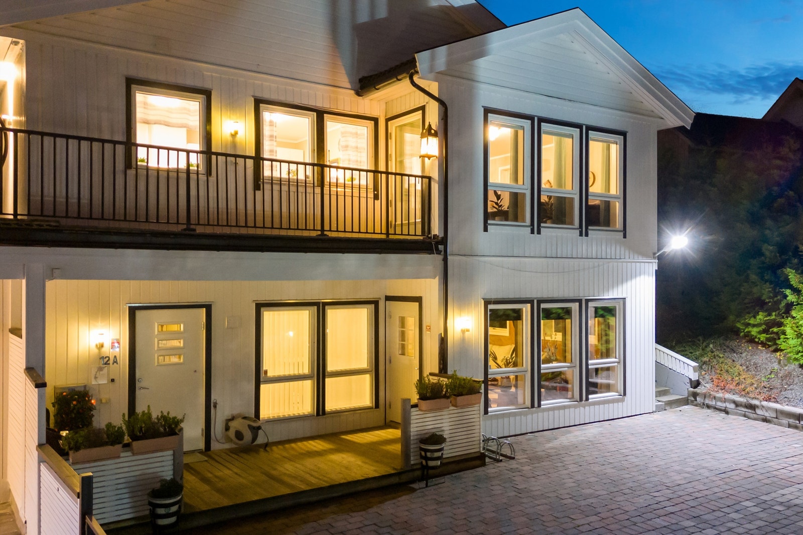 Gårdsplassen og inngangspartiet er belagt med hele 250 m² belegningsstein som skaper en innbydende ramme for boligen. Galleribilde