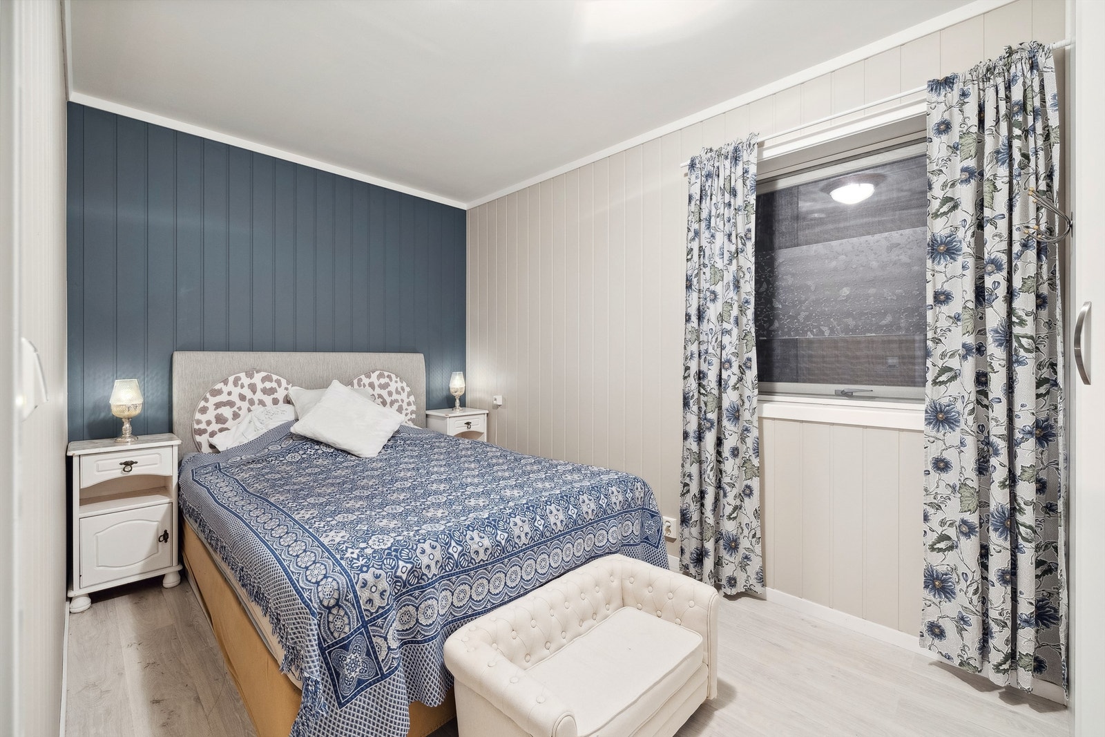 Soverom 2 har også en lys og lekker finish. Klikklaminat på gulvet. Galleribilde