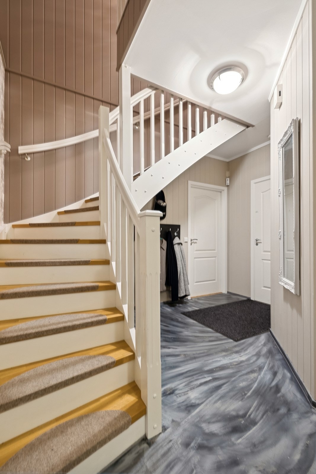 Lys og innbydende entré med stilfulle detaljer og moderne finish, som gir et godt førsteinntrykk. Perfekt for familier. Galleribilde