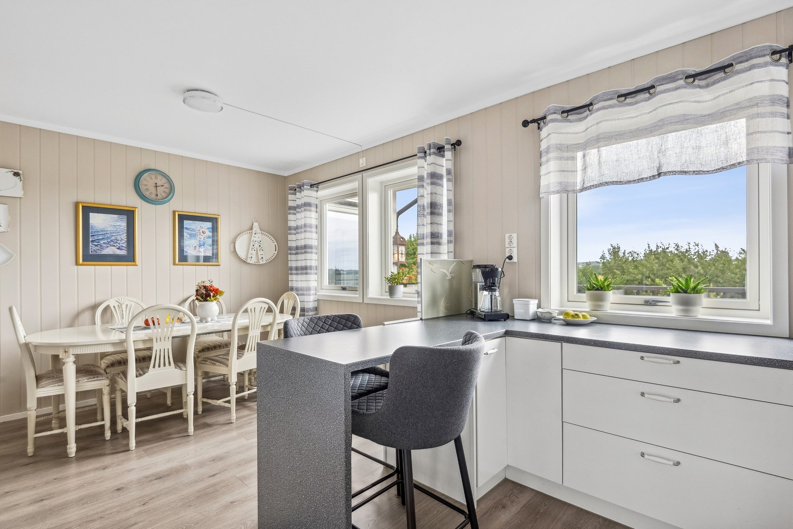 Et stort fint kjøkken med god benkeplass og rom for storfamilien til bords. Galleribilde