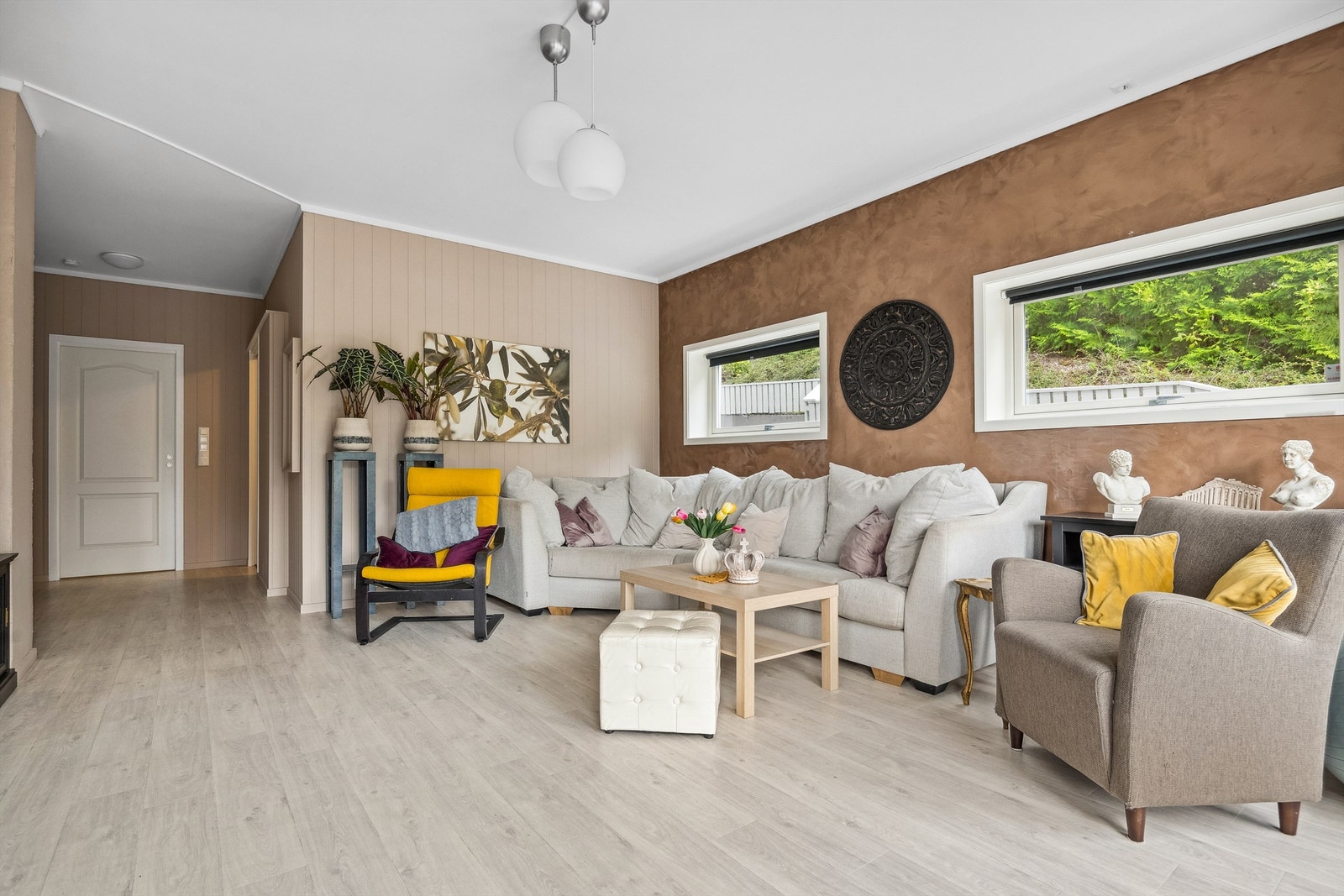 Innbydende stue med fin plass for romslig sofamøblement. Med de mange vinduene og de delikate fargene på vegger, gir en ekstra lun og god følelse. Galleribilde