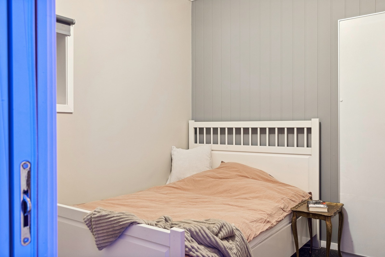 Soverom i sokkeletasjen er delt i to. Dagens eier har valgt å bruke det som to sepparate soverom. Galleribilde