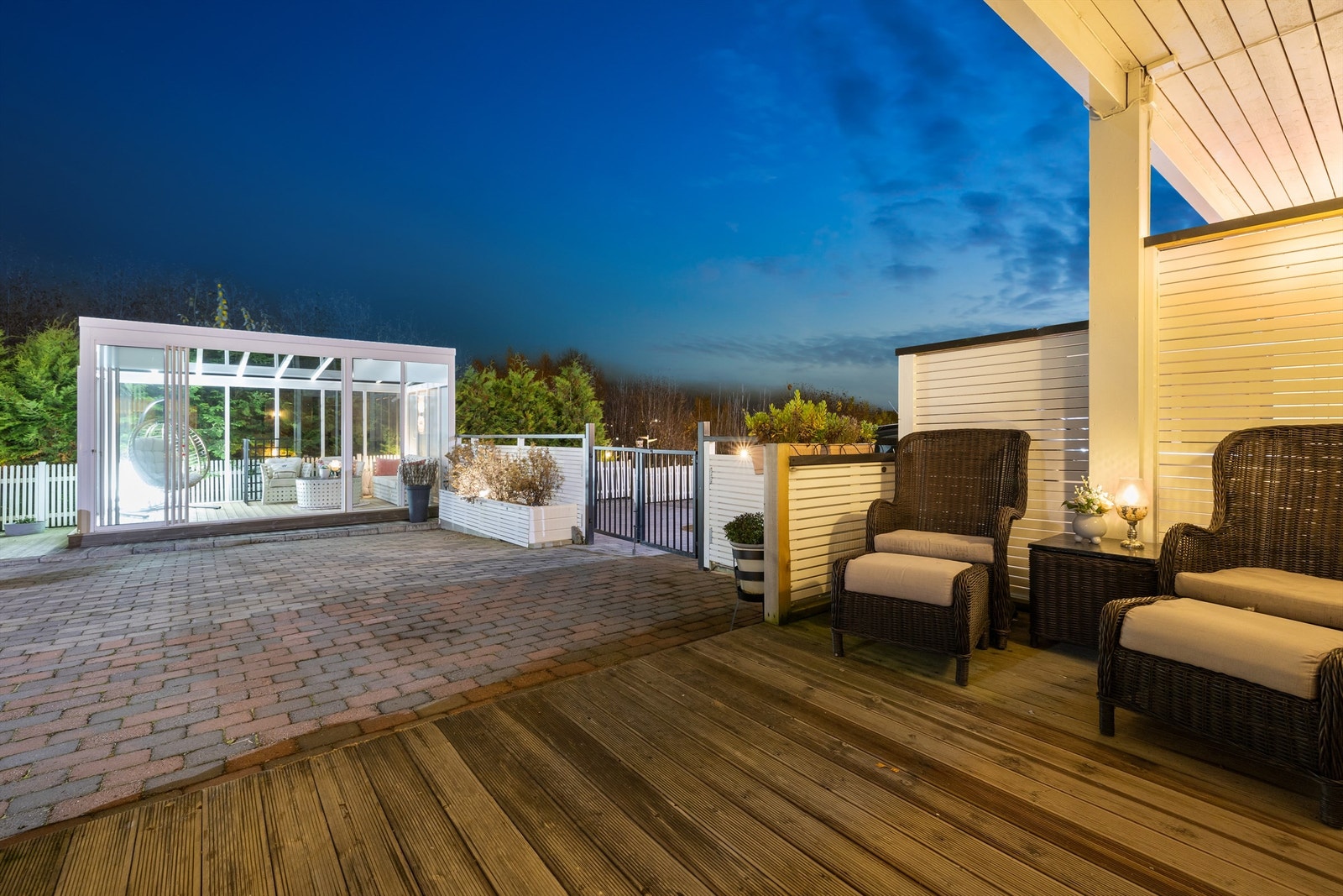 I forbindelse med inngangspartiet er en stenlagt uteplass med flott hagestue. Galleribilde