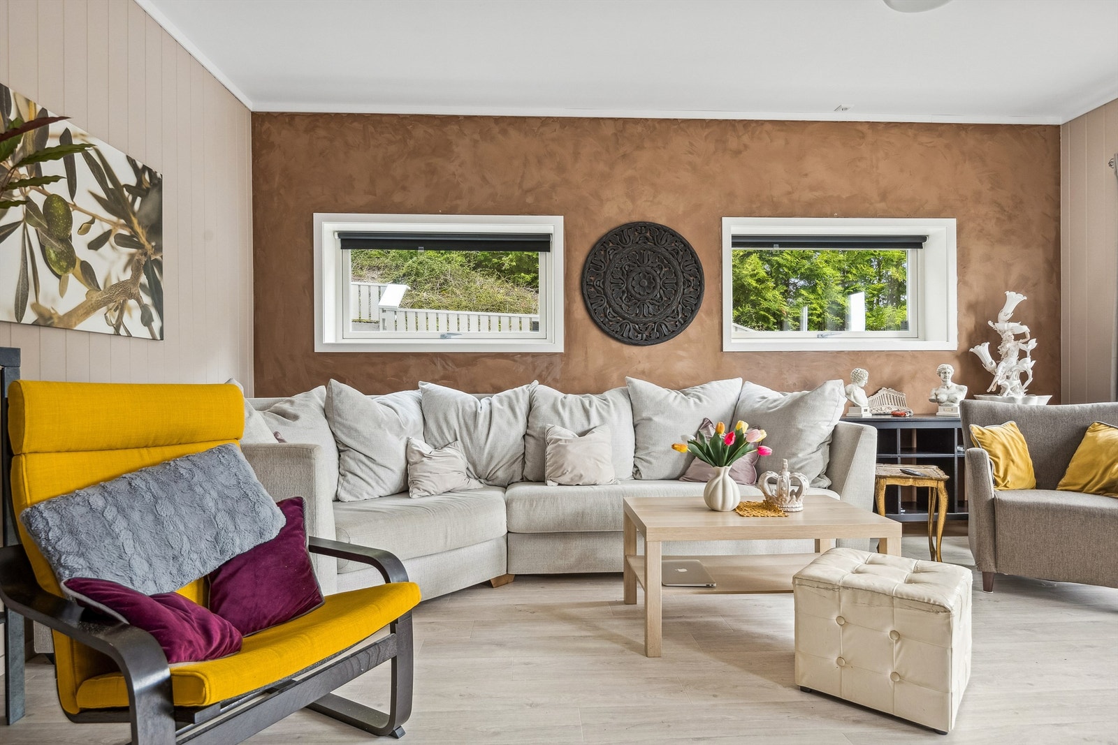 Det er laminat på gulv og vegger med malte plater og ferdigpanel. I tillegg en behagelig gulvarme. Galleribilde