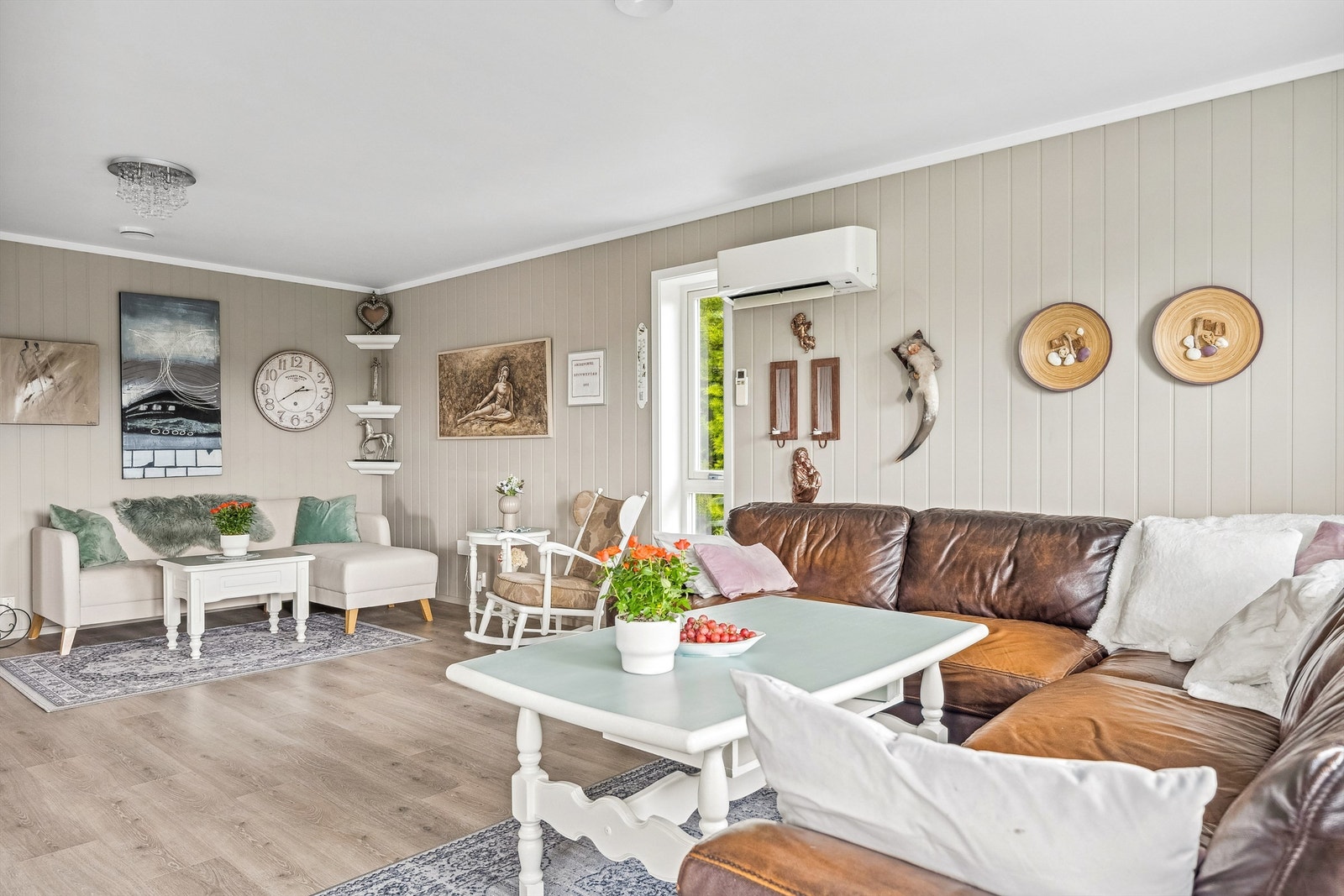 Boligen har en gjennomgående høy standard med smakfulle detaljer og nøye utvalgte materialer, som gir et helhetlig og stilrent uttrykk. Galleribilde