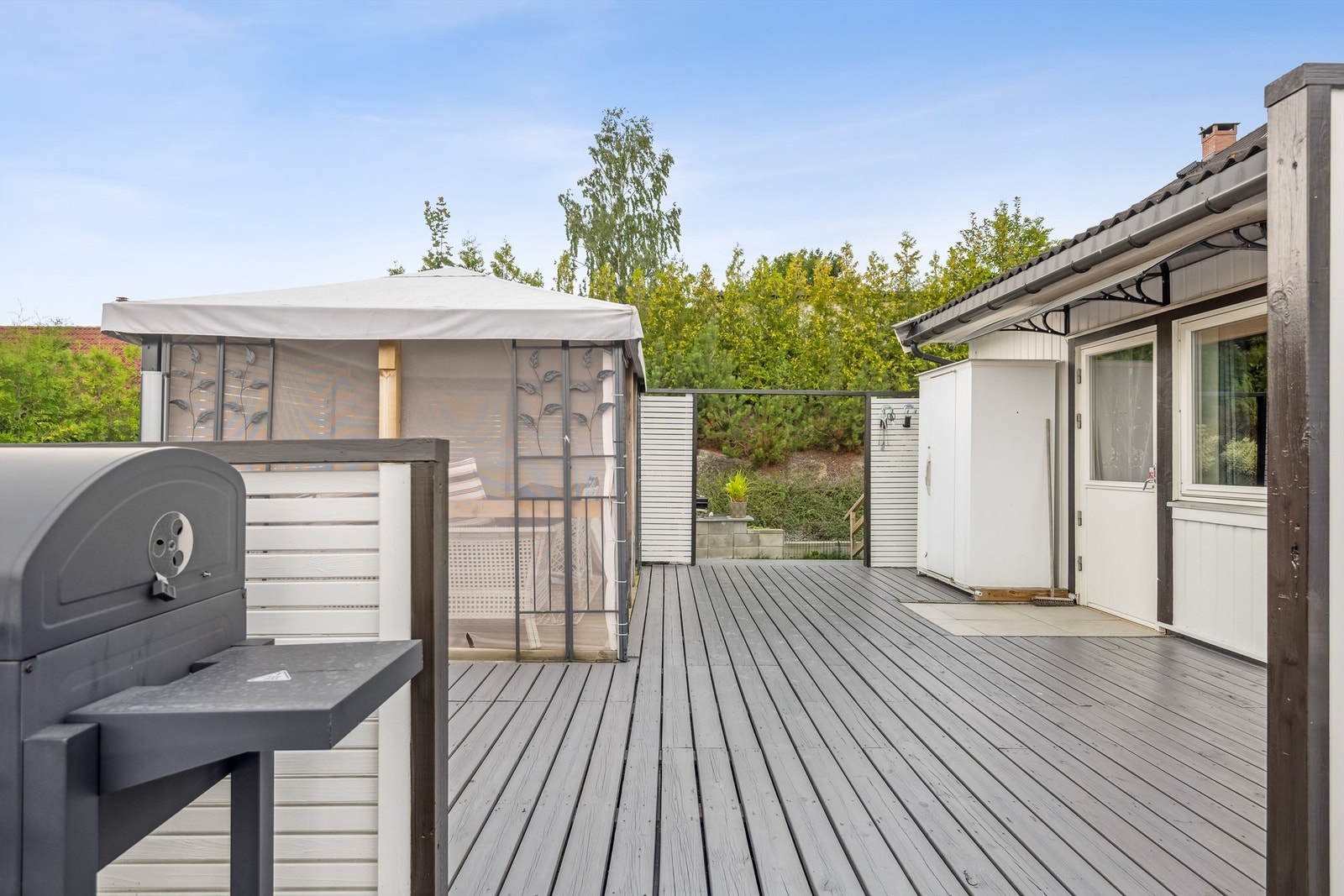 Terrassen har også utgang fra ene soverom og det er montert en praktisk paviljong på terrassen. Galleribilde