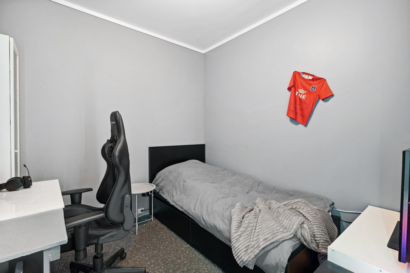 Soverom i sokkeletasje. Galleribilde