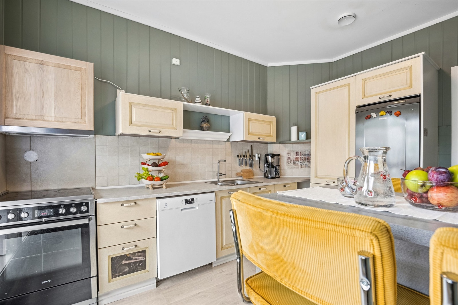 Kjøkkenet i sokkeletasje(leiligheten) er romslig og funksjonelt, med en kjøkkeninnredning som har profilerte og glatte fronter samt laminert benkeplate. Galleribilde