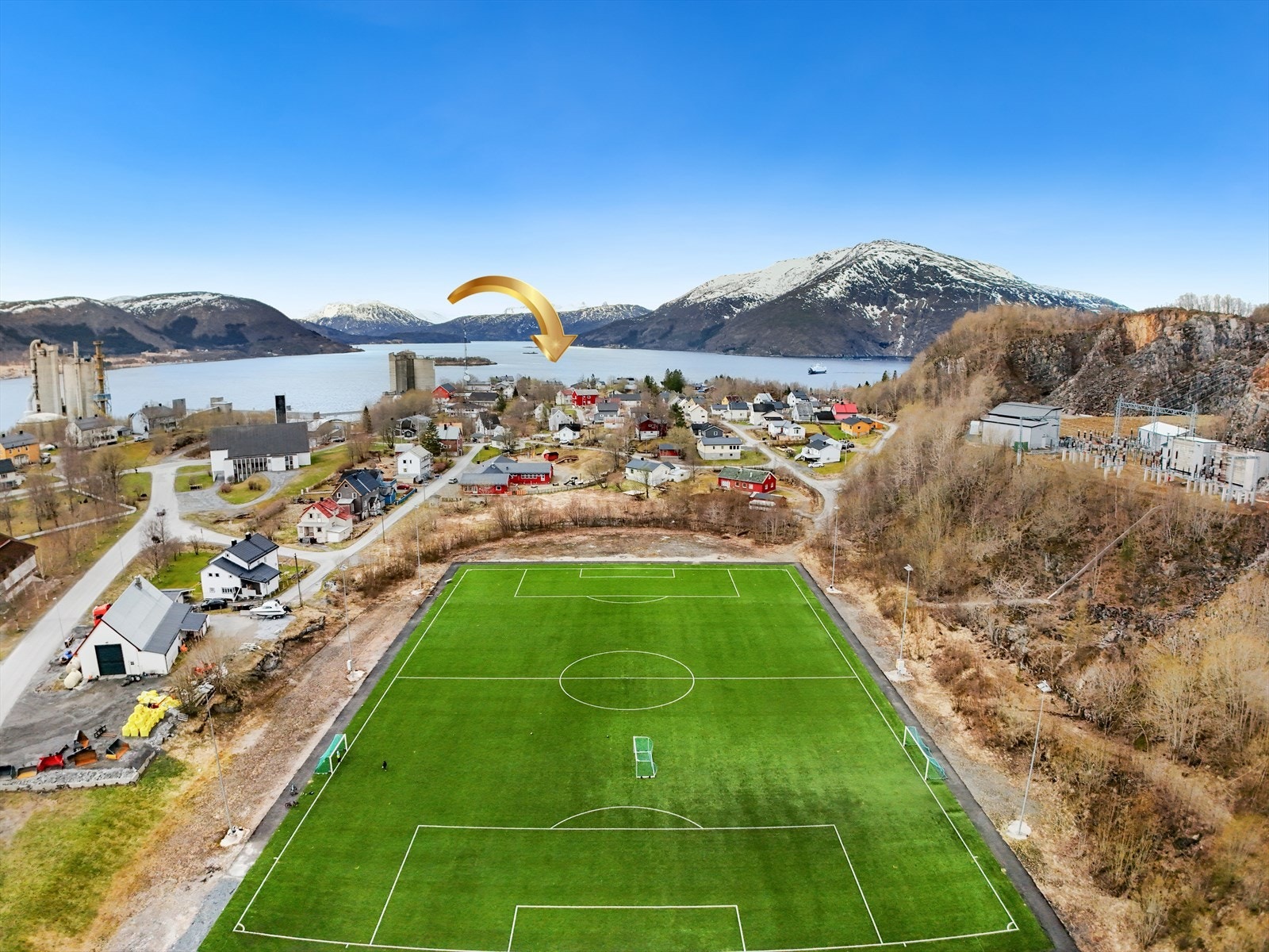 Nærhet til fotballbane, forretninger og dagligvarebutikker Galleribilde