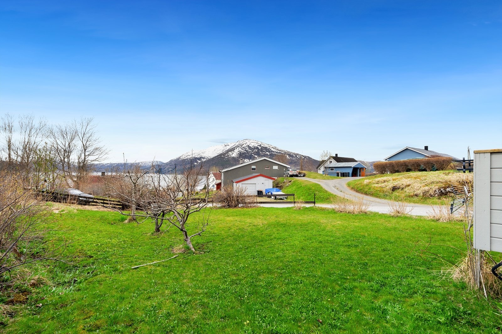 Linerleveien 2A med pent opparbeidet hage Galleribilde