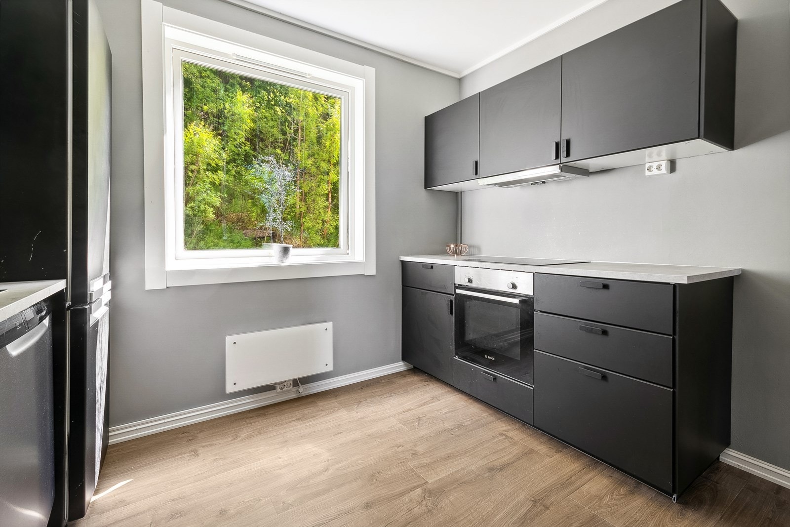 Vindu på kjøkkenet sørger for godt arbeidslys. Galleribilde