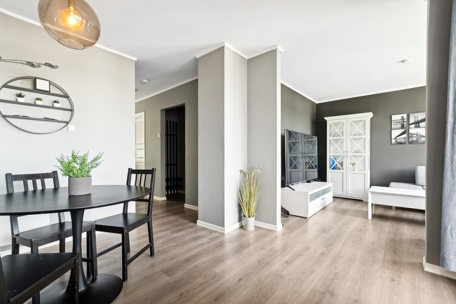 Her er plass til spisebord av god størrelse. Galleribilde