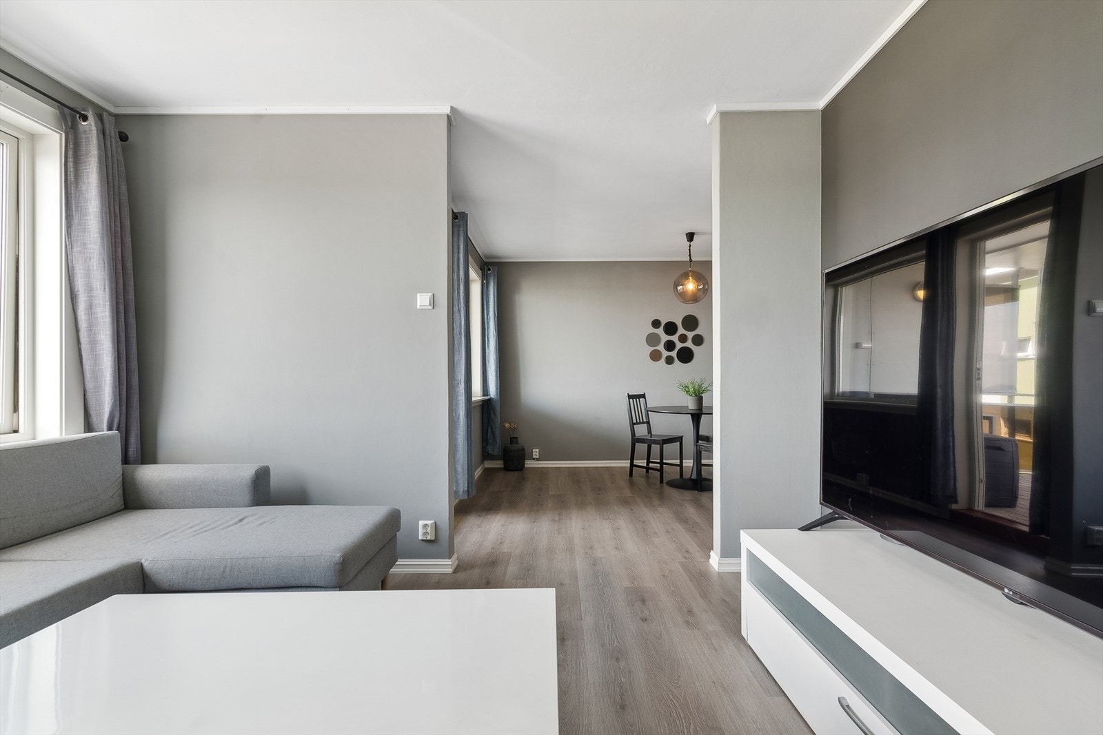 Stuen har to soner med naturlig plassering til sofagruppe og spisebord. Galleribilde