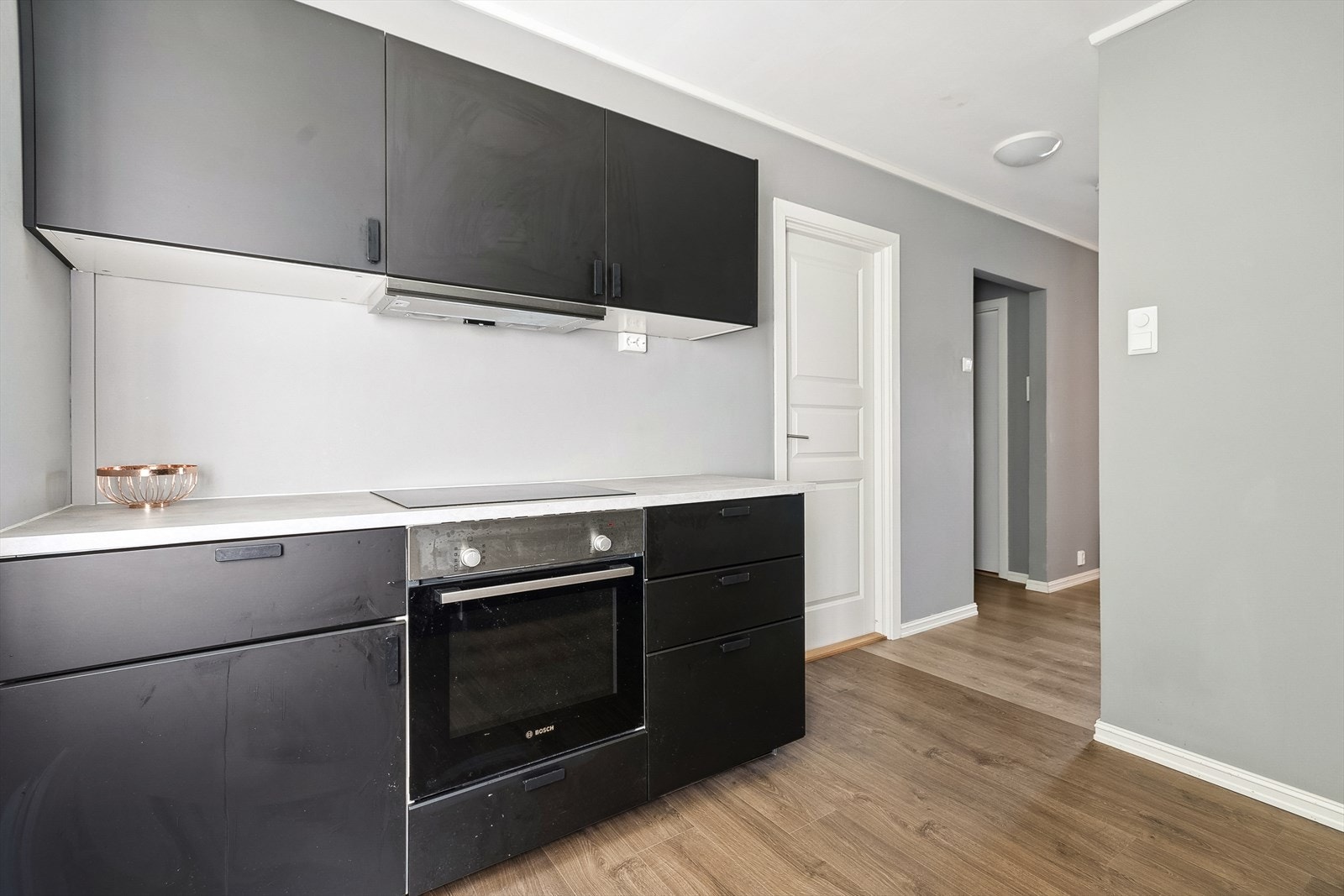 Kjøkkenet er levert av IKEA og har oppbevaring i over- og underskap. Galleribilde