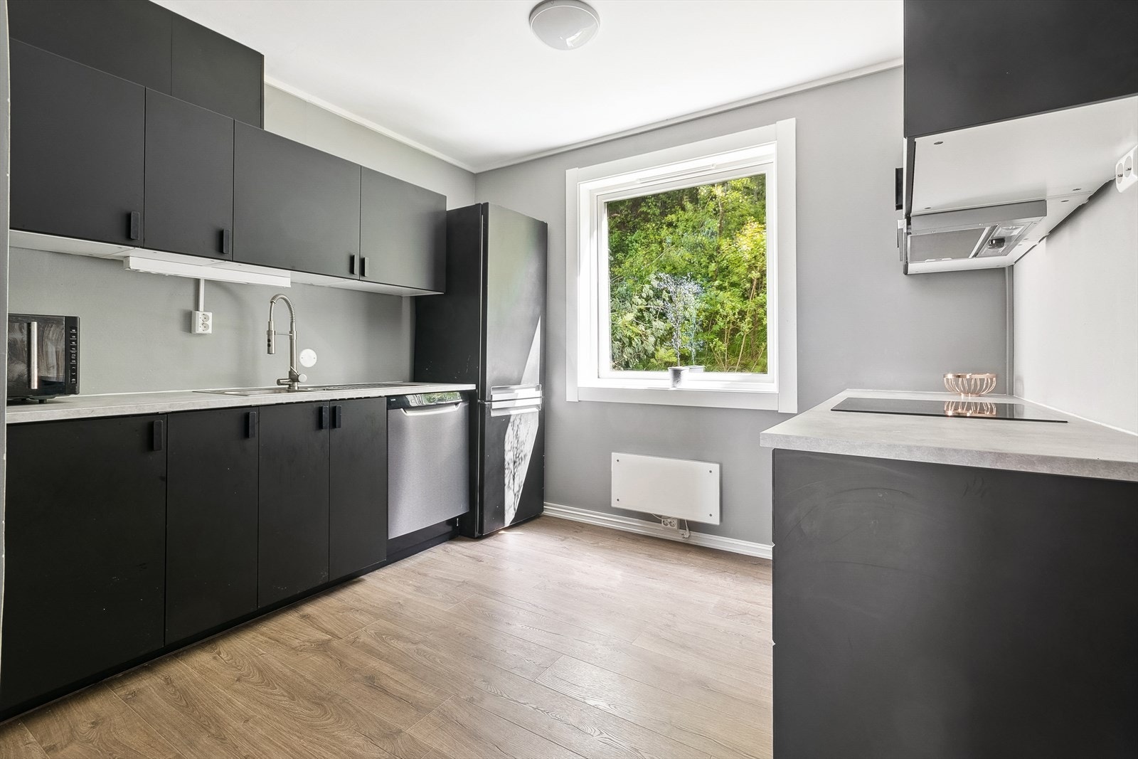 Moderne kjøkken i sort utførelse fra 2021. Galleribilde