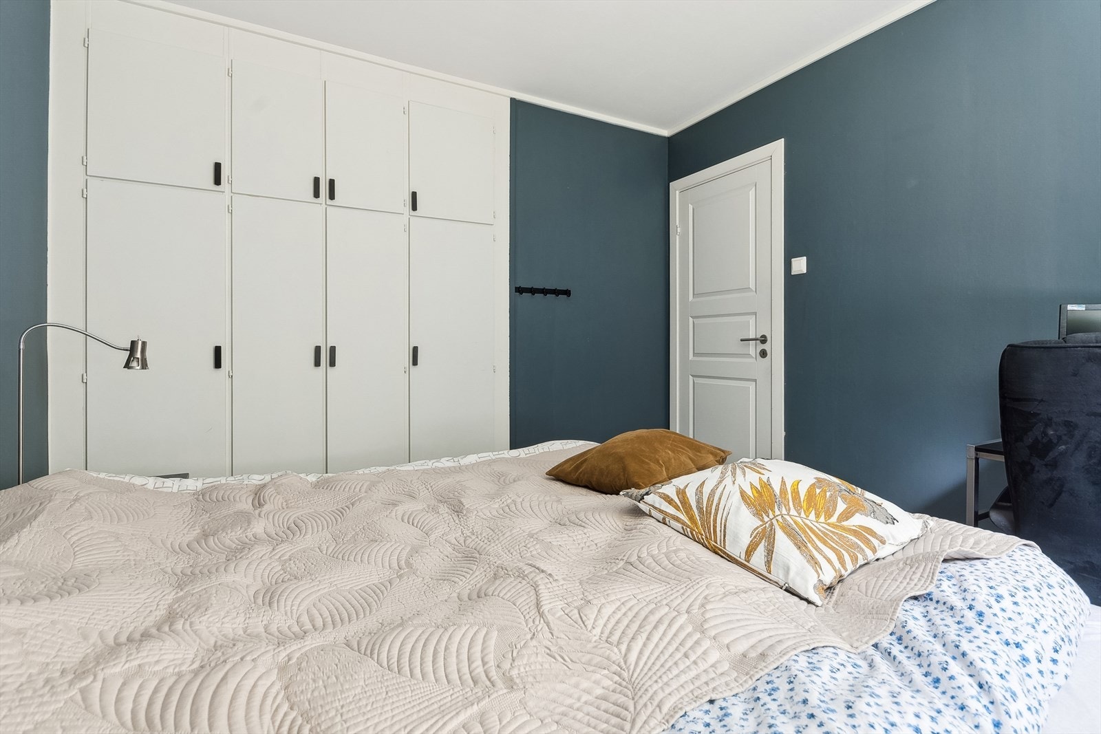 Leiligheten har et romslig soverom med innebygde garderobeskap. Galleribilde