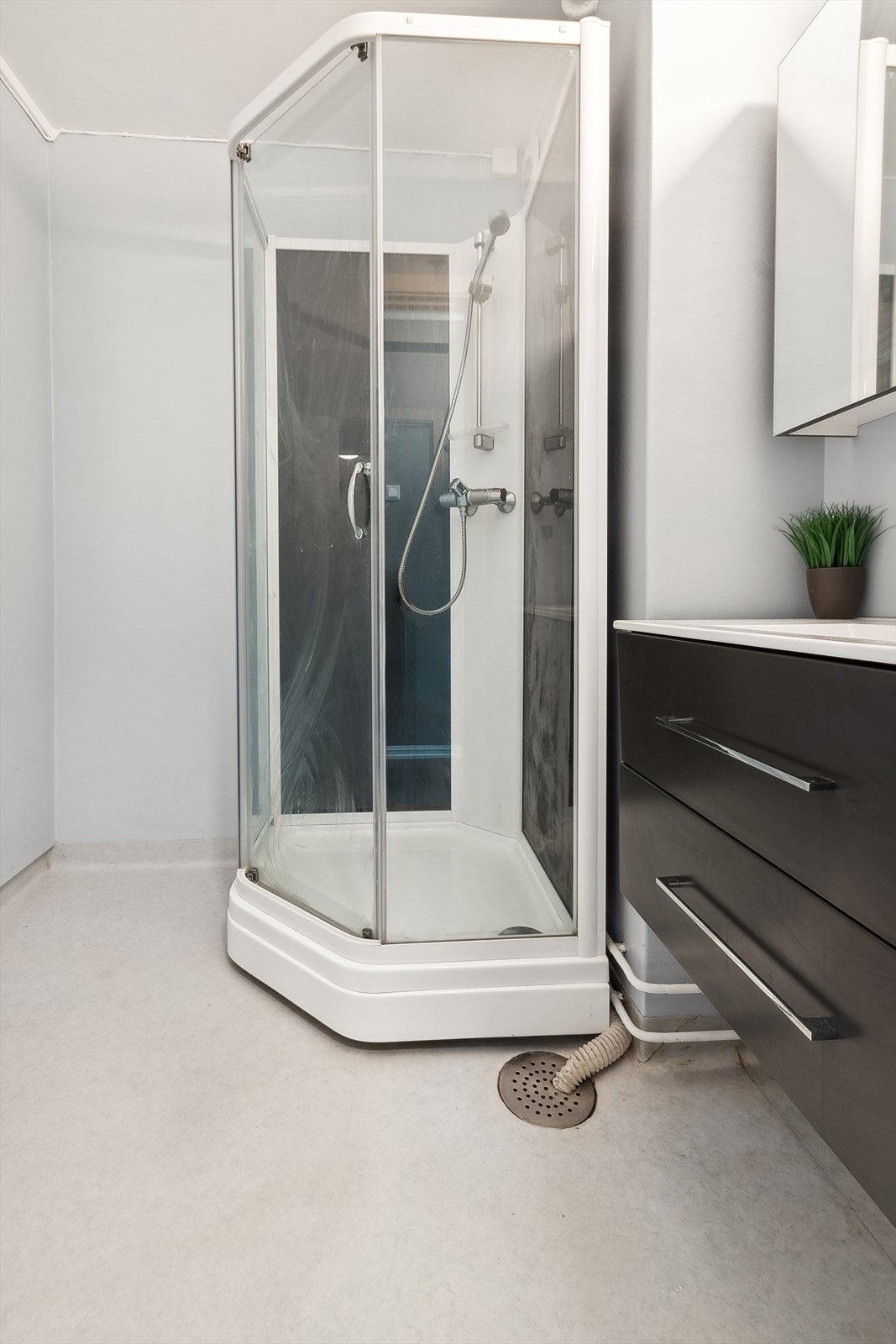 Eldre bad med belegg på gulvet. Servant og kabinett fra 2021. Galleribilde