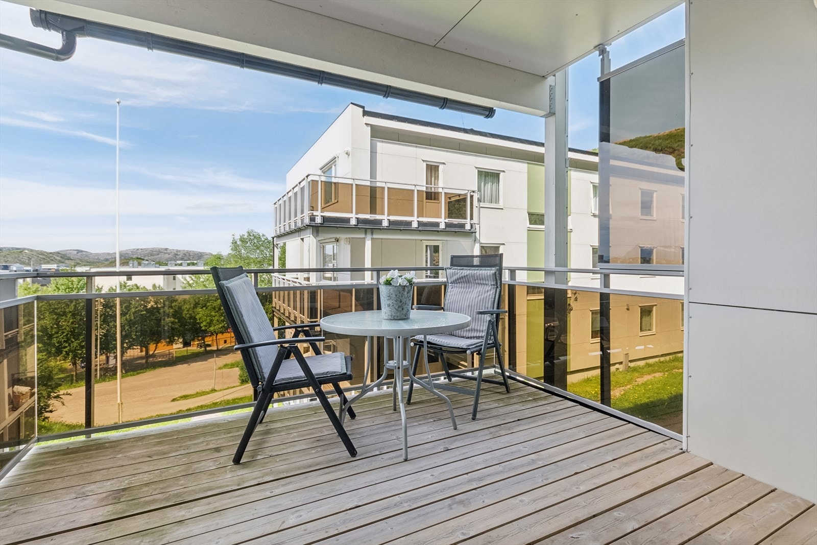 Fra stuen er det utgang til balkong med gode solforhold. Galleribilde