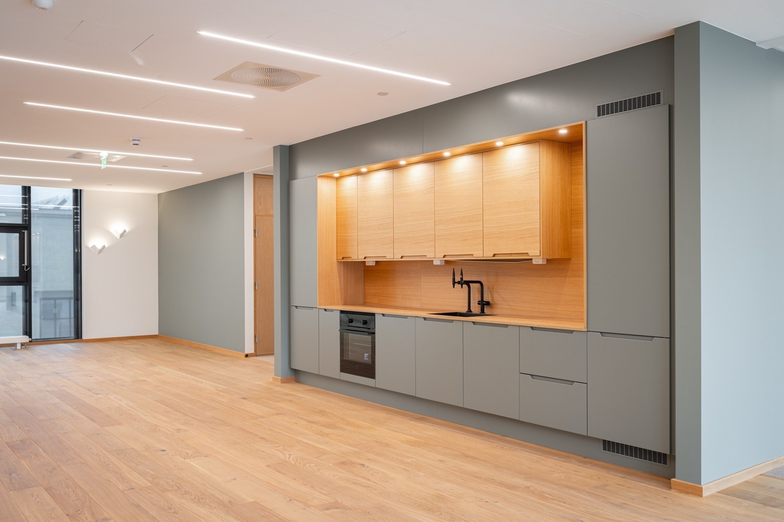 Te kjøkken med Purewater og opplegg for kaffemaskin Galleribilde