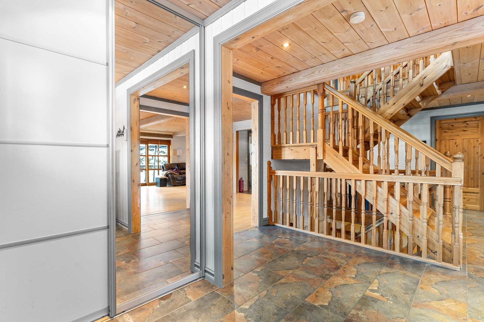 Garderobe i entréen. Galleribilde