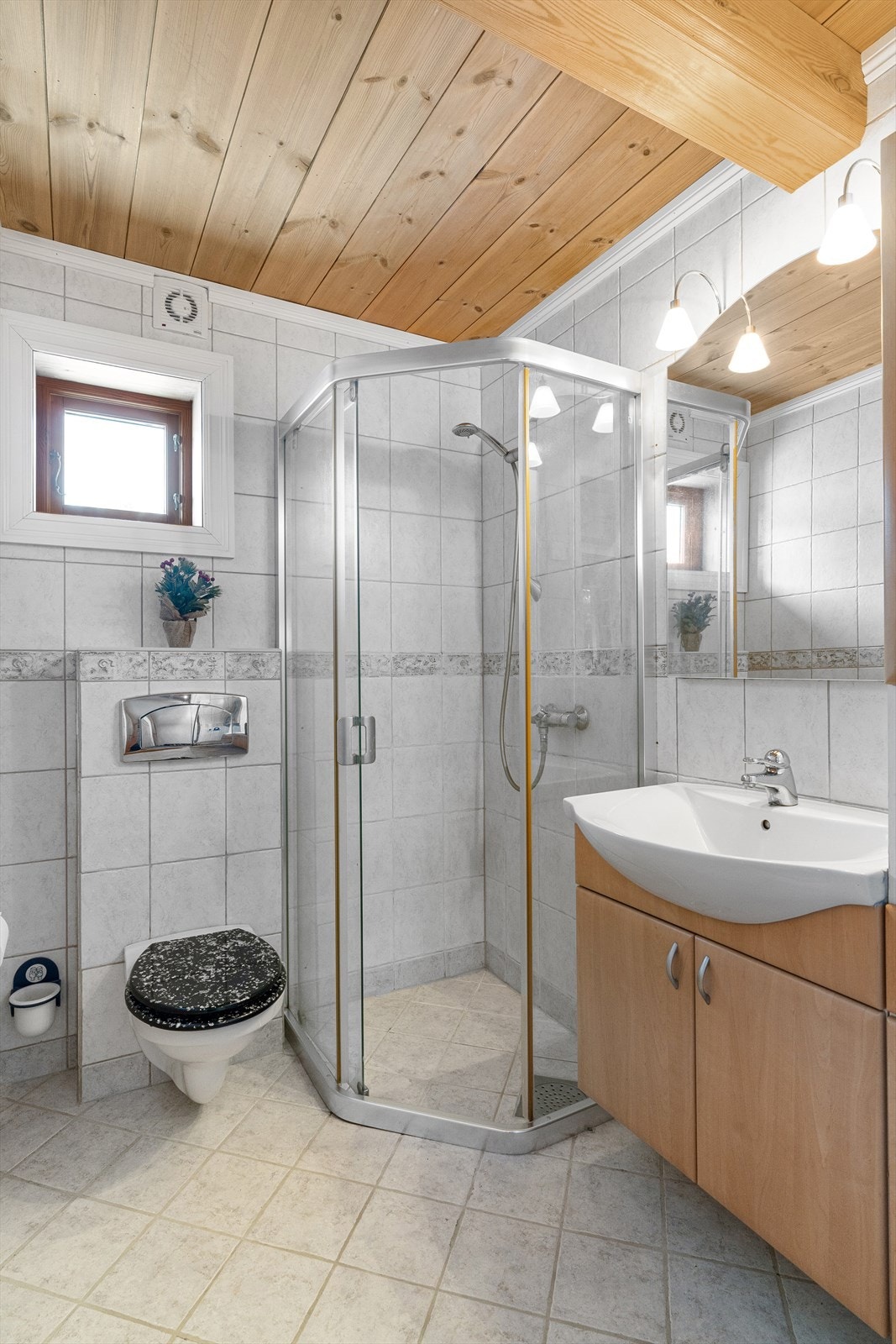 Flislagt bad i 1. etasje. Vannbåren gulvvarme. Galleribilde