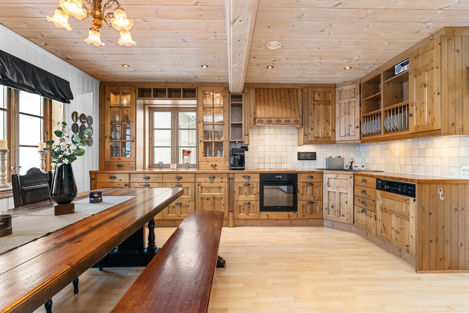 Stort kjøkken med profilerte fronter og god plass til spisestue. Galleribilde